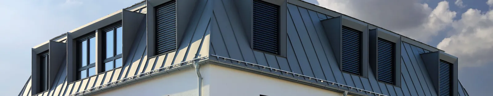 Modernes Haus mit Metalldach.