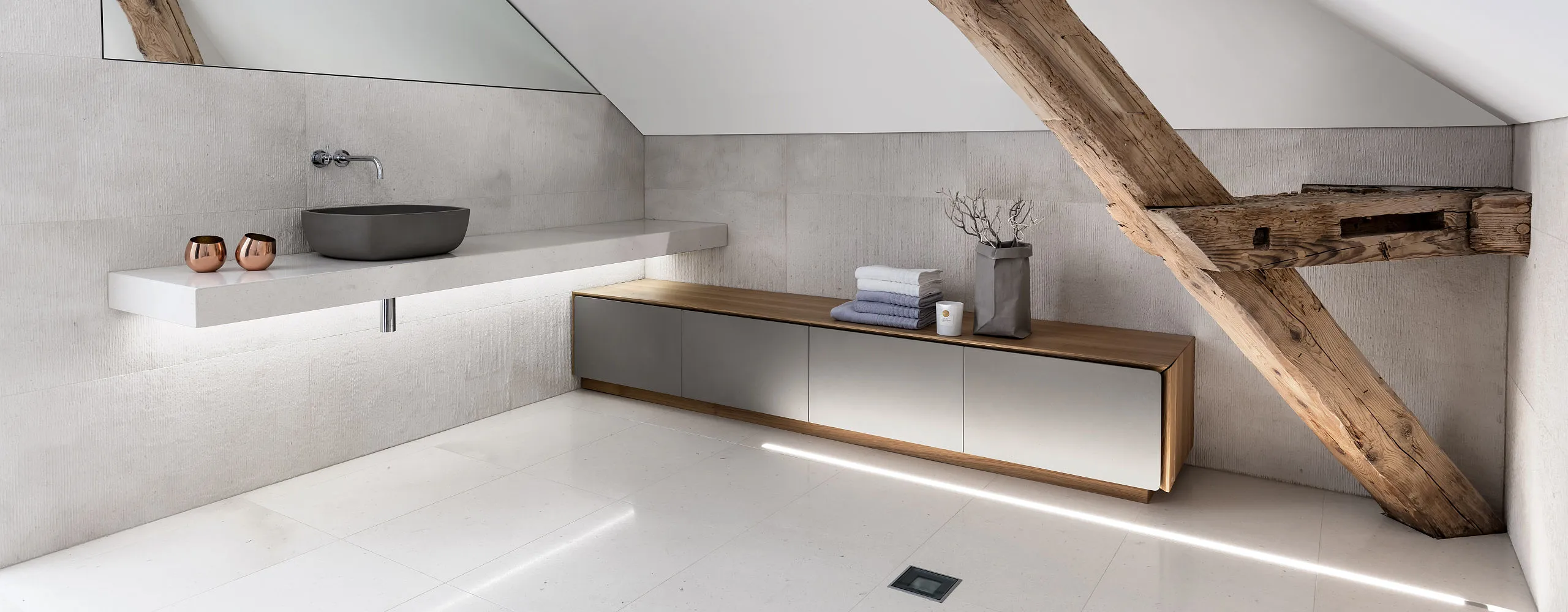 Helles Badezimmer mit Holzbalken.