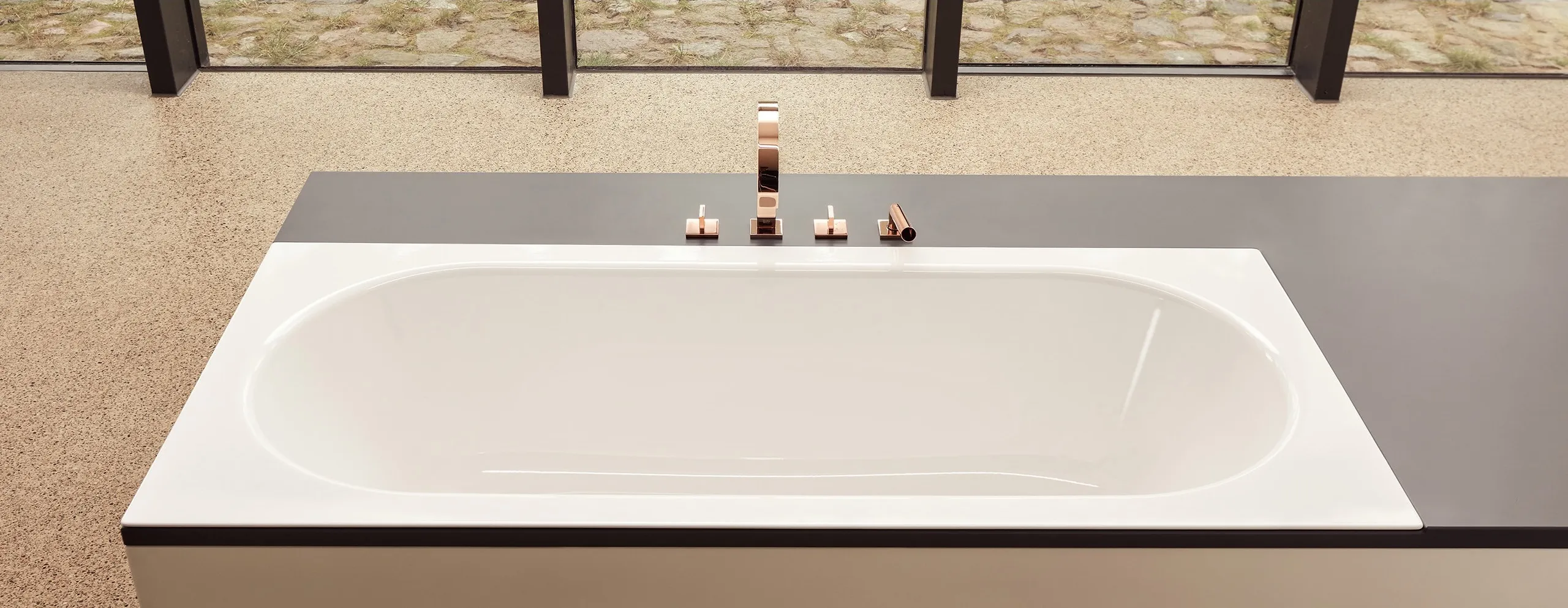 Badewanne BetteStarlet Spirit vor Glasfront mit Blick in den Garten