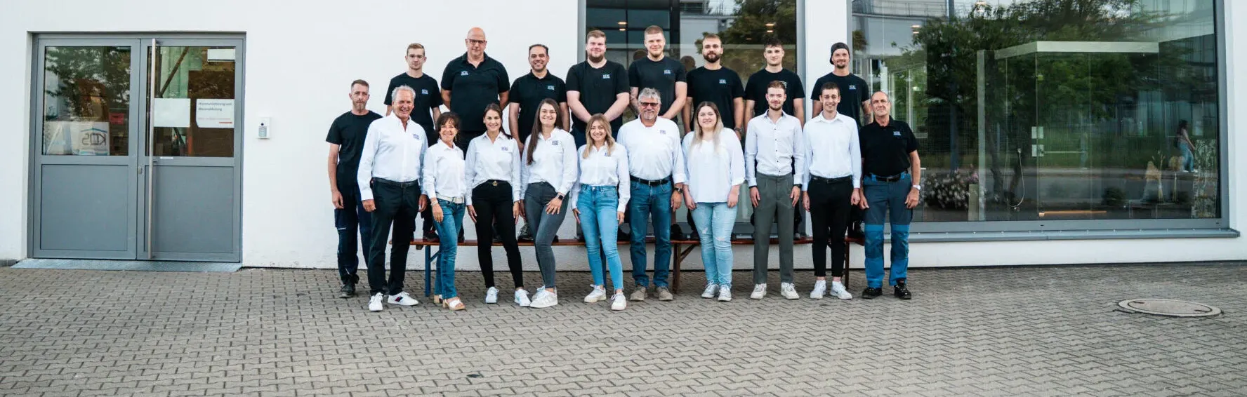 Das Team von KDS-Haustechnik steht vor dem Firmengebäude.