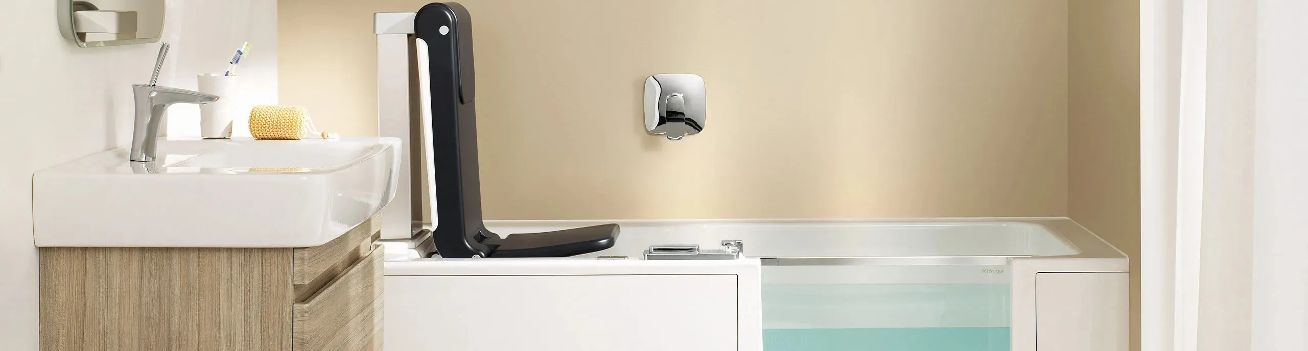 Wasserbefüllte Wanne mit Tür und Komfort-Hebesitz Artlift von Artweger.