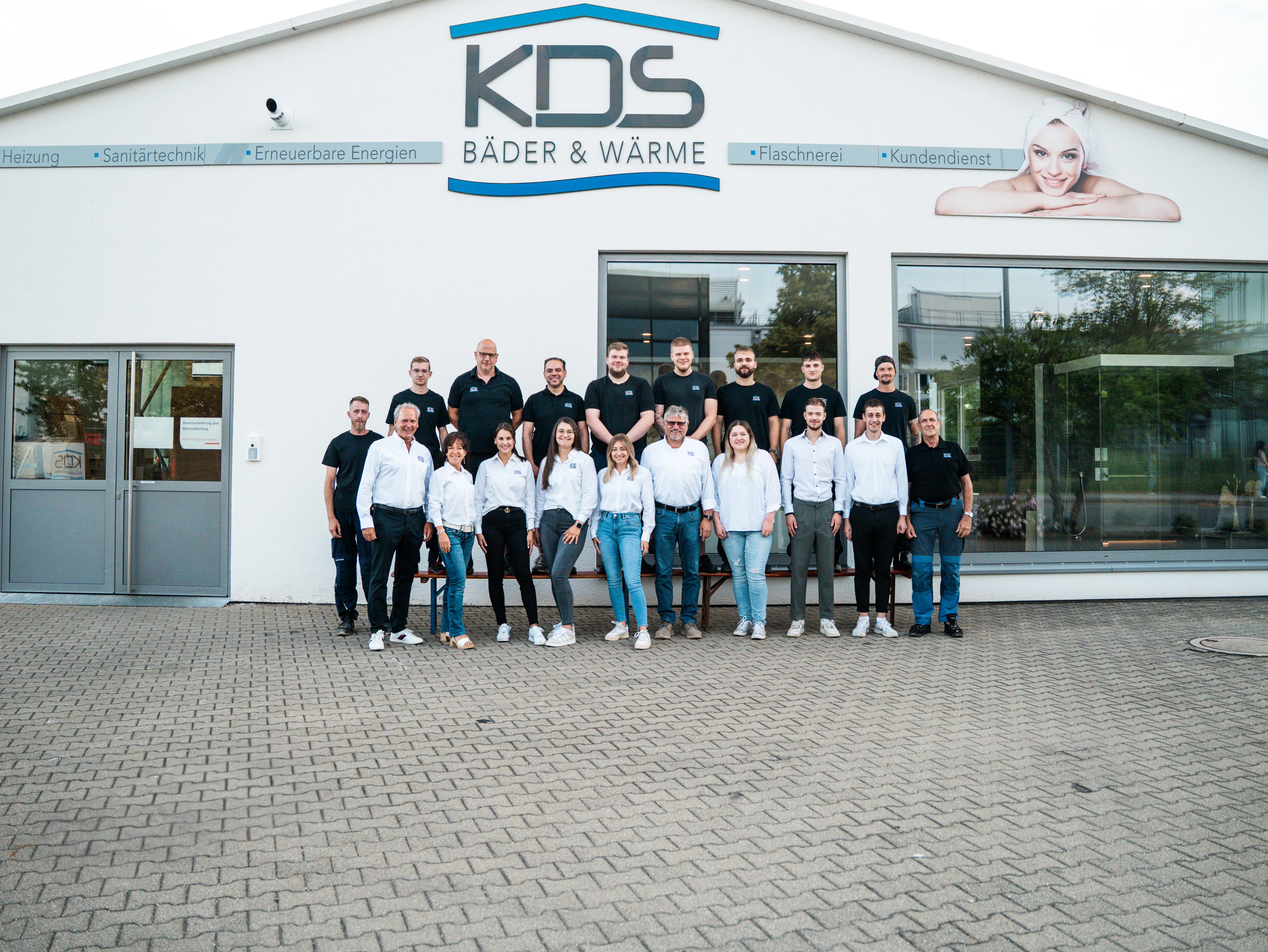 Das Team von KDS-Haustechnik steht vor dem Firmengebäude.