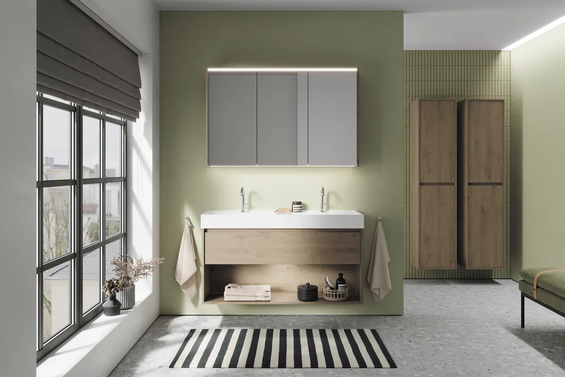 Badezimmer mit Badmöbeln aus der Kollektion Devio des Herstellers burgbad im Holz-Farbton Eiche Dekor Urban.