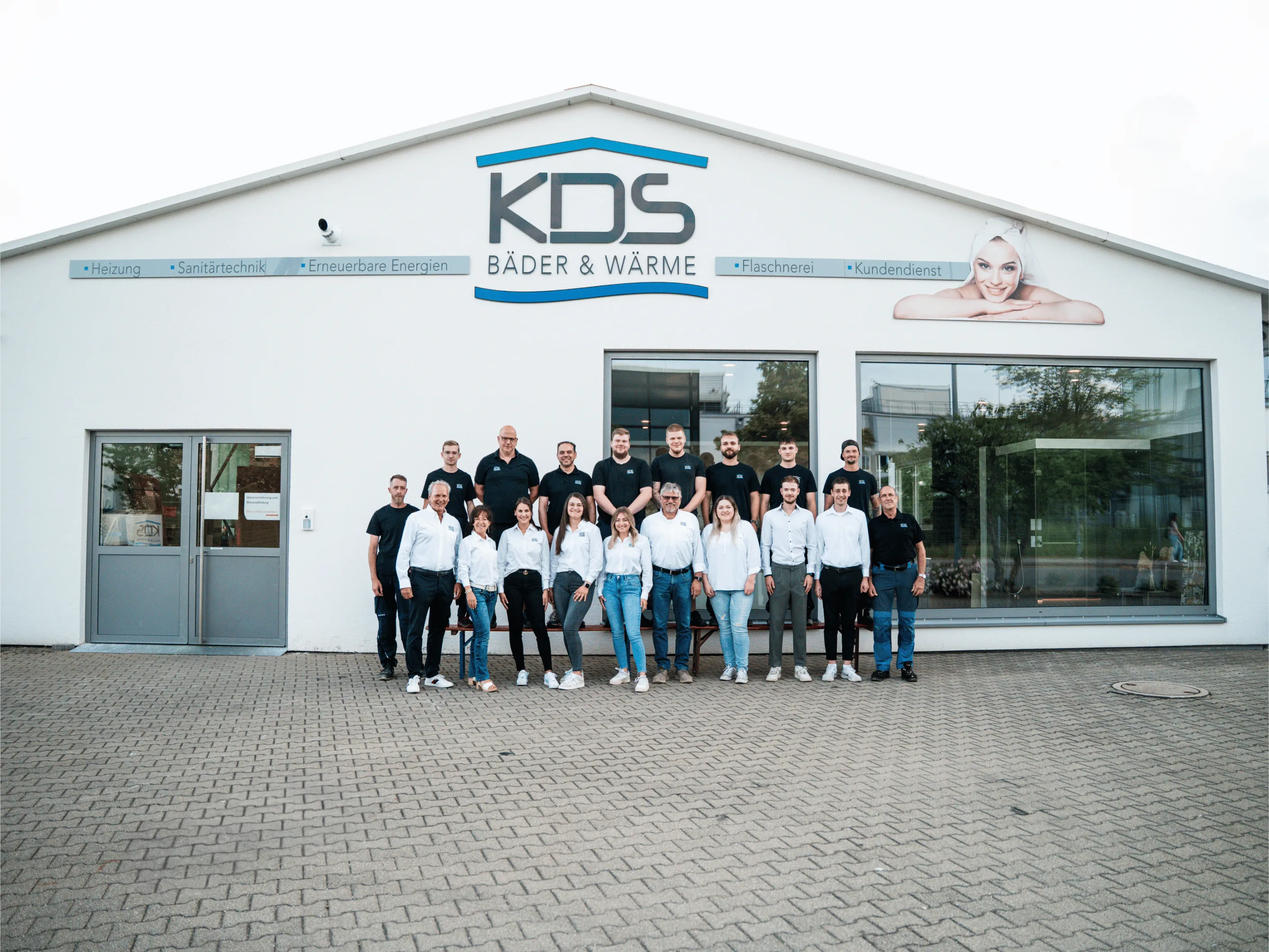 Teamfoto des SHK-Fachhandwerksbetriebs KDS Haustechnik in Hechingen vor dem Betriebsgebäude.