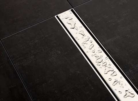 Schwarze Bodenfliesen mit integrierter Ablaufrinne TECEdrainline.