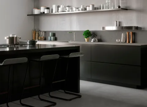 Großformatige Fliesen von Marazzi in Stein-Optik in einer offenen Küche.