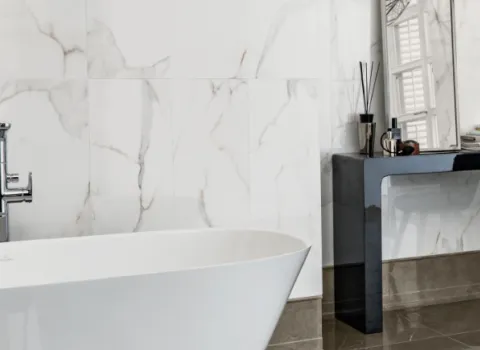 Ein Badezimmer mit den Fliesen Marmochic von Villeroy und Boch.