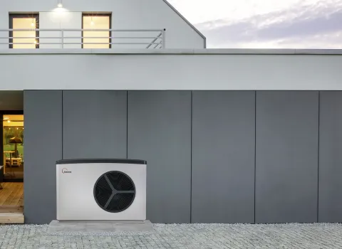 Wärmepumpe SolvisLea vor einem modernen Einfamilienhaus. 
