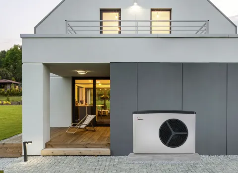Wärmepumpe SolvisLea vor einem modernen Einfamilienhaus. 