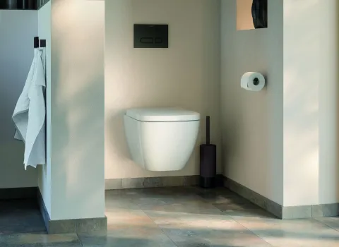 In einer hell gestalteten Badezimmernische befindet sich ein modernes Duravit Happy-D Wand-WC mit schlichtem Design.