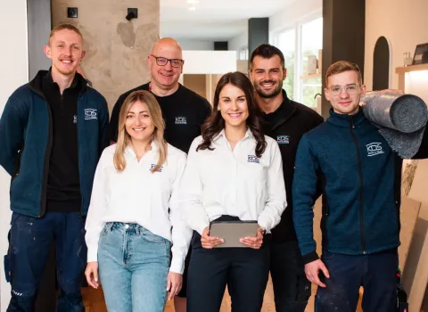 Das sechsköpfige Badteam von KDS-Haustechnik posiert im Büroraum.
