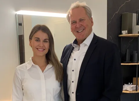 Die Geschäftsleitung Rebecca Schnitzer und Wolfgang Schnitzer im Büroraum.