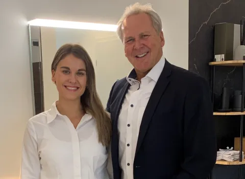 Die Geschäftsleitung Rebecca Schnitzer und Wolfgang Schnitzer im Büroraum.