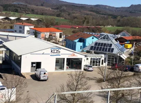 Das Firmengebäude von KDS-Haustechnik von einem Hügel aus fotografiert.