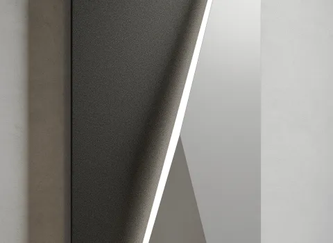 Detailansicht des vertikalen Polygon Designheizkörpers in Anthrazit mit integrierter LED-Beleuchtung.