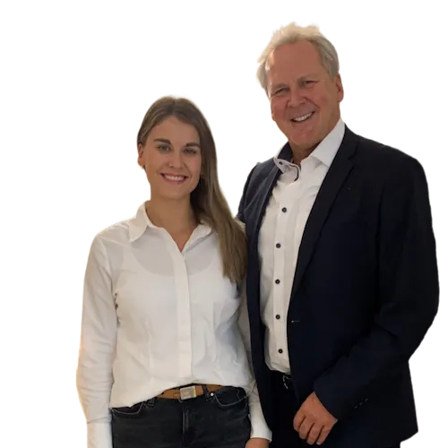 Die beiden Geschäftsführenden der Firma KDS Haustechnik, Rebecca Schnitzer und Wolfgang Schnitzer, vor neutralen Hintergrund.