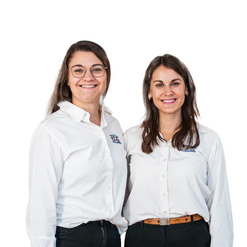 Mitarbeiterin Patricia Potschien und Rebecca Schnitzer vor weißem Hintergrund.