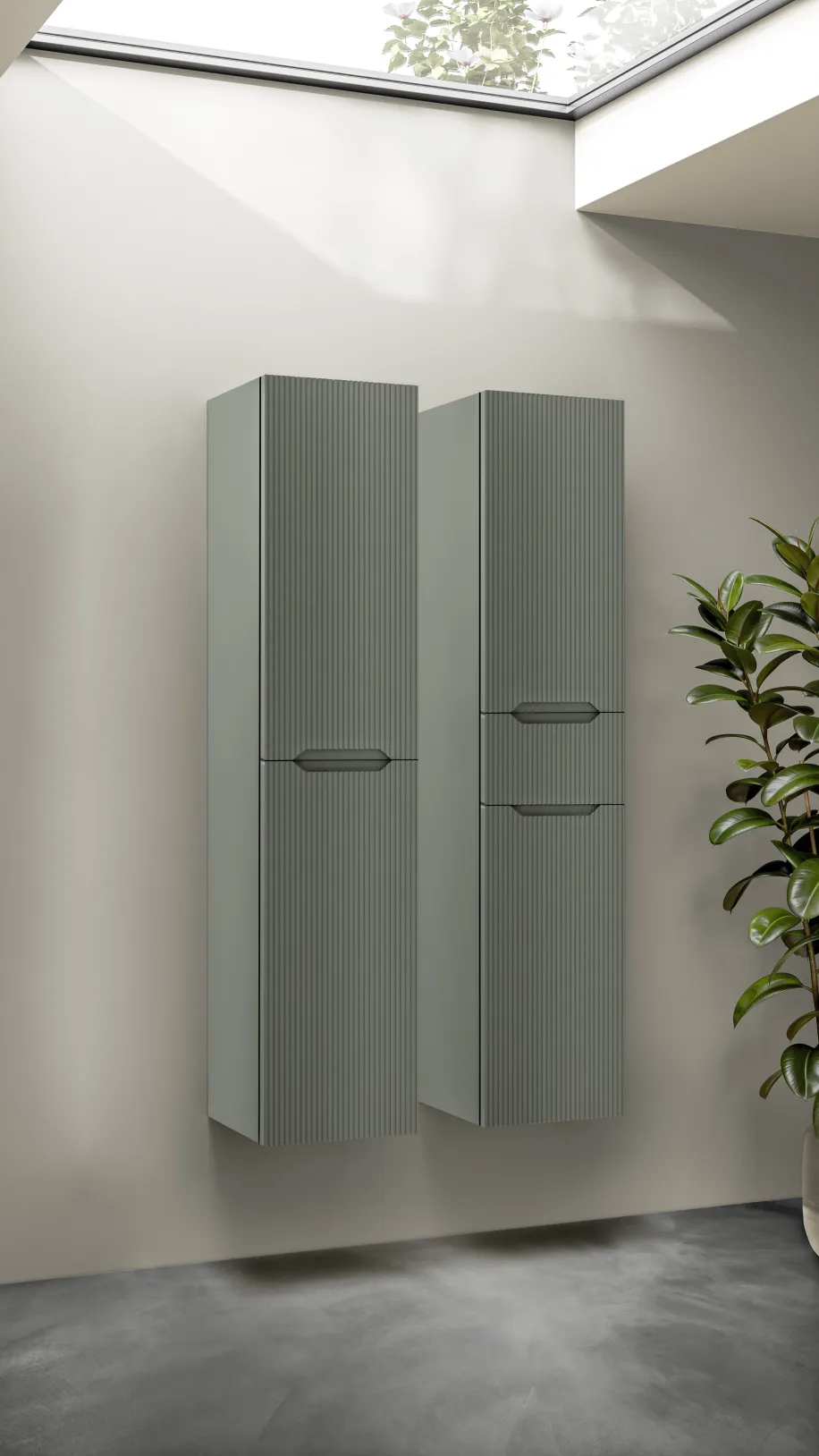 Zwei wandhängende Hochschränke mit geriffelter Front in Salbeigrün in modernem Badezimmer mit Oberlicht.