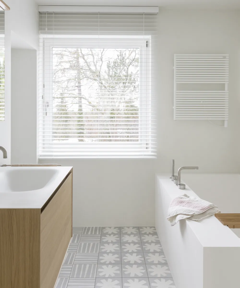 Helles Premium-Badezimmer mit gemusterten Fliesen von der Firma Dreyer.