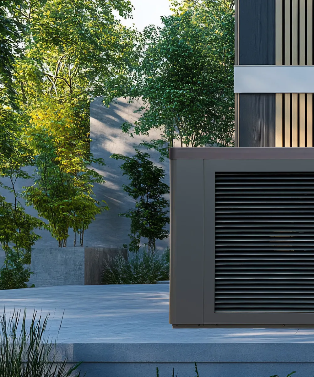 Eine Solvis-Wärmepumpe mit Lamellenfront steht auf einer Terrasse neben einem modernen Holzfassadenhaus, umgeben von Bäumen und Natur.