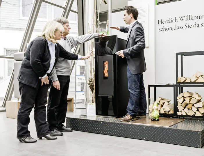 bad & heizung Energie-Experte berät Hausbesitzer zur Modernisierung einer Heizungsanlage.