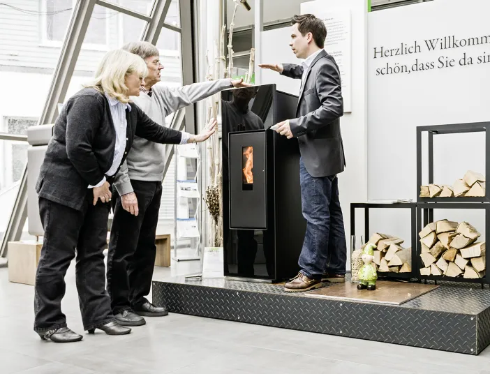bad & heizung Energie-Experte berät Hausbesitzer zur Modernisierung einer Heizungsanlage.