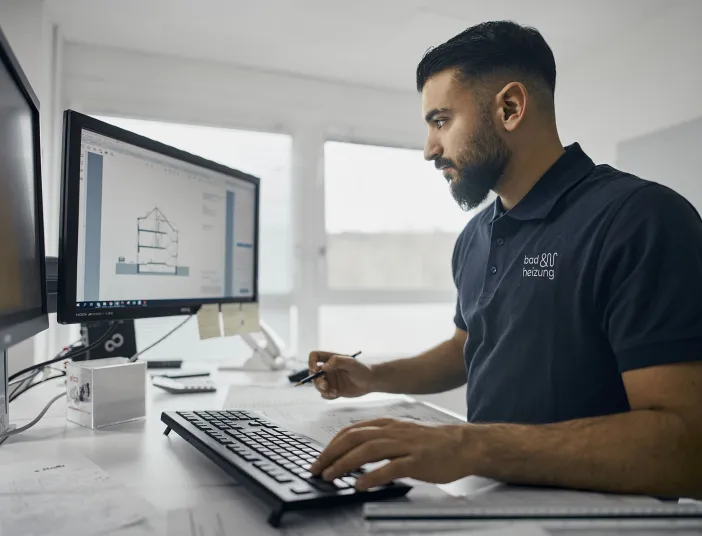 Technischer Systemplaner und Projektleiter Heizung im Büro bei der Planung von energieeffizienten Heizungssystemen.
