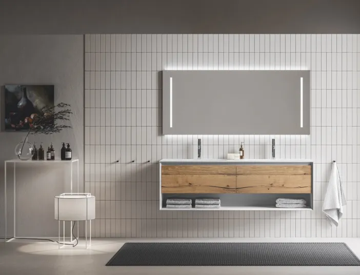 Badezimmer mit Stocco Iks in der Up-Variante mit Leuchtspiegel in hellen Holztönen und Weiß.