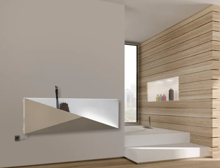 Horizontaler Polygon-Designheizkörper vom Hersteller Bemm in Weiß mit integrierter LED-Beleuchtung in einem modernen Badezimmer.