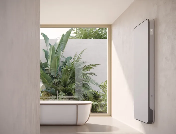 Vertikaler weißer Designheizkörper Relax Hybrid im modernen Badezimmer.