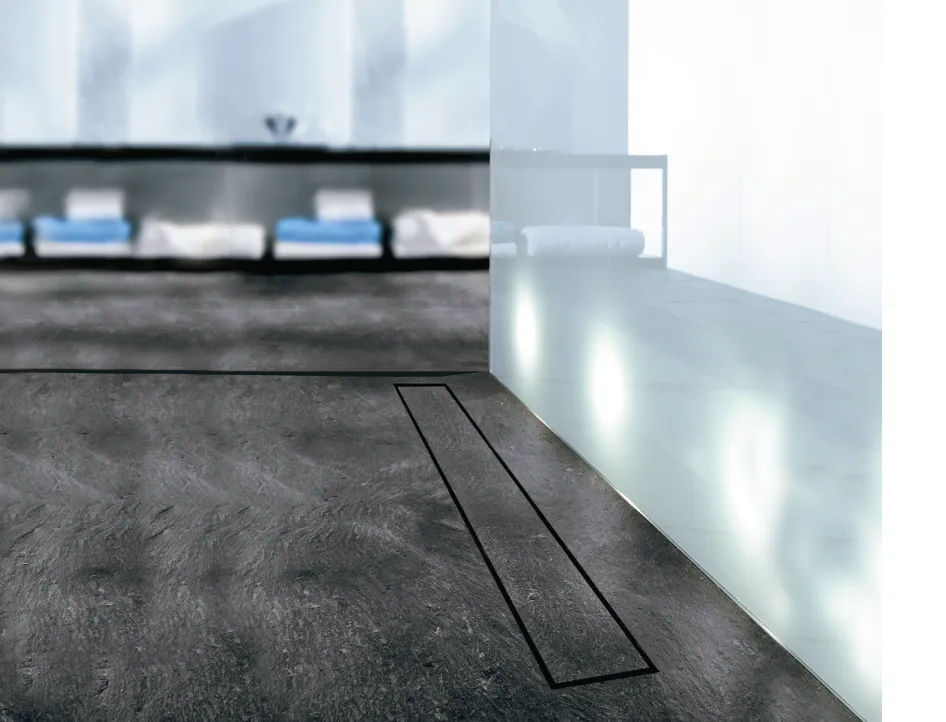 Die Ablaufrinne Drainline von TECE in einer bodengleichen Dusche.