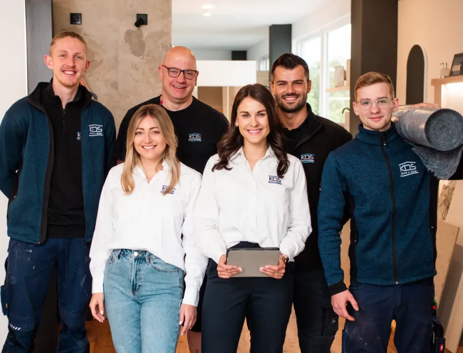 Das sechsköpfige Badteam von KDS-Haustechnik posiert im Büroraum.